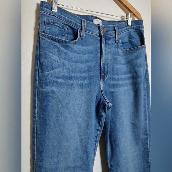 Judy Blue Women's Straight Leg High Rise Jeans in Classic Blue - Picture 2 of 9